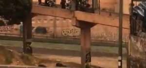 Polic&iacute;a investiga ca&iacute;da de dos personas desde un puente en Quito