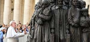 El papa inaugur&oacute; una escultura en homenaje a los migrantes en la plaza del Vaticano.