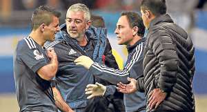 Sergio Ag&uuml;ero es atendido durante el encuentro ante Uruguay. El delantero de la albiceleste -que marc&oacute; el tanto de la victoria- present&oacute; molestias f&iacute;sicas y musculares durante el encuentro. Foto: AFP
