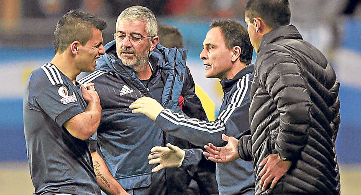 Sergio Ag&uuml;ero es atendido durante el encuentro ante Uruguay. El delantero de la albiceleste -que marc&oacute; el tanto de la victoria- present&oacute; molestias f&iacute;sicas y musculares durante el encuentro. Foto: AFP