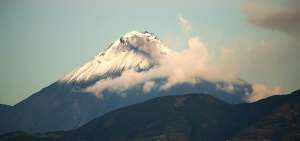 El volc&aacute;n Tungurahua es el mayor encanto natural del cant&oacute;n Ba&ntilde;os de Agua Santa, pese a estar activo desde hace m&aacute;s de 16 a&ntilde;os. Seg&uacute;n la cosmovisi&oacute;n andina, pertenece al g&eacute;nero femenino.