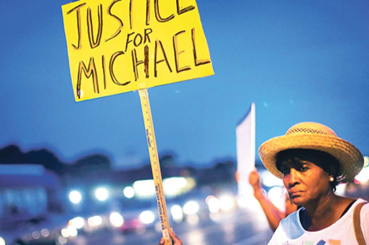 Por quinto d&iacute;a consecutivo, habitantes de la localidad de Ferguson protestaron por la muerte de Michael Brown, a causa del disparo de un polic&iacute;a. Foto: AFP