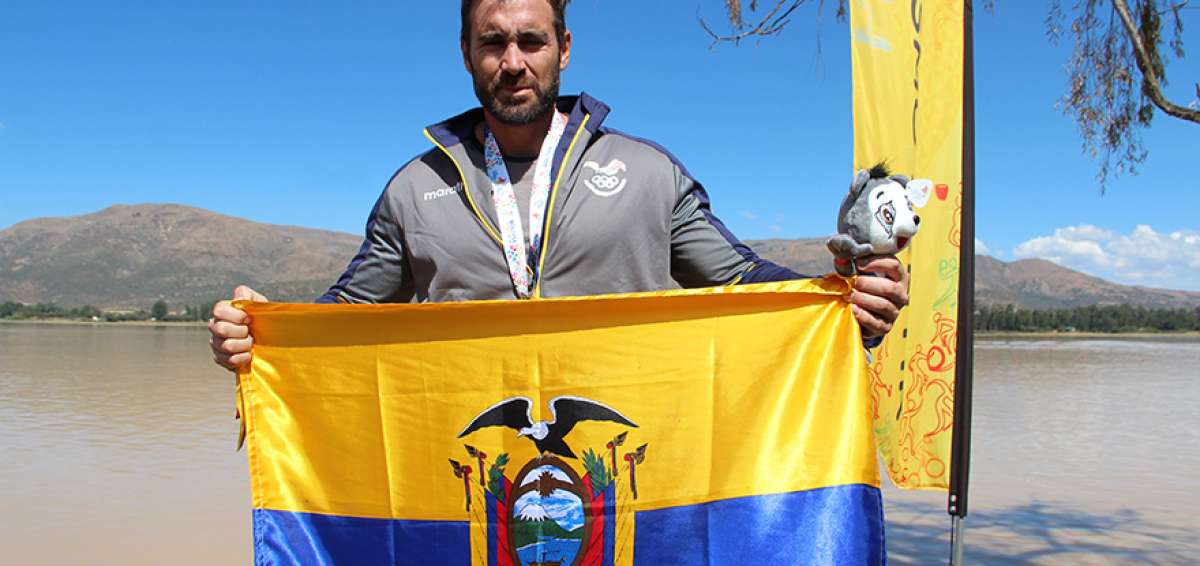 El cano&iacute;sta C&eacute;sar De Cesare muestra la bandera de Ecuador, luego de recibir la medalla de oro tras ganar la prueba K1 200, en un tiempo de 36s27c. El &ldquo;tricolor&rdquo; a&uacute;n no decide si continuar&aacute; en la disciplina o si se retirar&aacute; definitivamente.