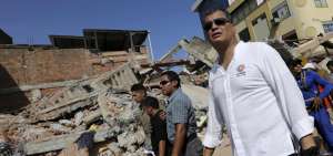 El expresidente Rafael Correa recorre la zona de desastre en Manab&iacute;. Seg&uacute;n el Consejo de Participaci&oacute;n Ciudadana, hubo desv&iacute;os en el dinero que manej&oacute; el Comit&eacute; de Reconstrucci&oacute;n.