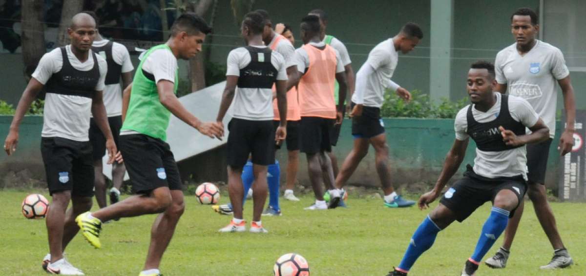 Arias profundiza su trabajo con la defensa