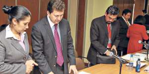 Los abogados acusadores en el caso Cofiec revisan documentos durante audiencia de juzgamiento. Foto: Daniel Molineros / El Tel&eacute;grafo
