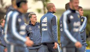 Gerardo el &lsquo;Tata&rsquo; Martino, en medio de los jugadores de la selecci&oacute;n argentina, en una de las &uacute;ltimas pr&aacute;cticas, antes de viajar a Barranquilla. Foto: AFP