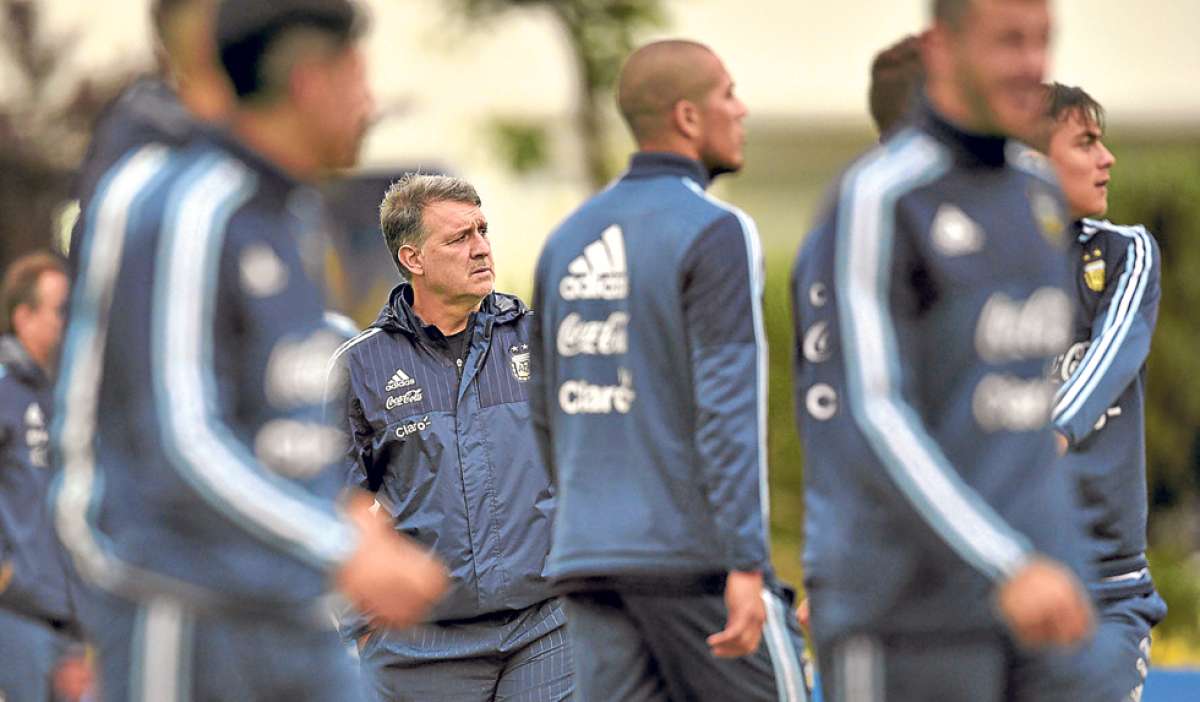 Gerardo el &lsquo;Tata&rsquo; Martino, en medio de los jugadores de la selecci&oacute;n argentina, en una de las &uacute;ltimas pr&aacute;cticas, antes de viajar a Barranquilla. Foto: AFP