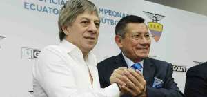 Francisco Casal (iz.) due&ntilde;o de la empresa GolTV, durante la firma del contrato con la FEF junto a Carlos Villac&iacute;s. Ese v&iacute;nculo qued&oacute; anulado.