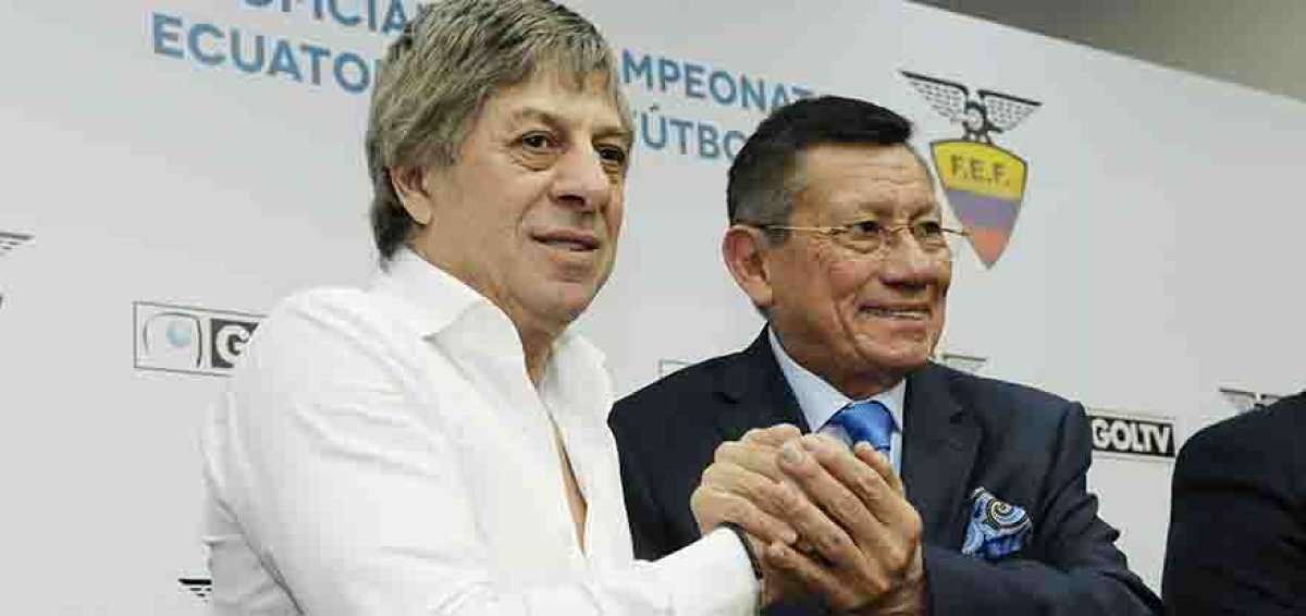 Francisco Casal (iz.) due&ntilde;o de la empresa GolTV, durante la firma del contrato con la FEF junto a Carlos Villac&iacute;s. Ese v&iacute;nculo qued&oacute; anulado.