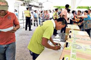 En Guayaquil, militantes de Alianza PAIS escogen a los directores distritales. El proceso se realiz&oacute; en calma y con normalidad. Foto: Karly Torres/El Tel&eacute;grafo
