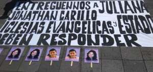 Familiares y amigos de la chica desaparecida en 2012 protestaron en la Plaza Grande.  