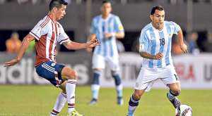 Carlos T&eacute;vez (der.) en el &uacute;ltimo partido de la selecci&oacute;n argentina, el pasado 13 de octubre, ante Paraguay, por la segunda fecha de Eliminatorias Sudamericanas. Foto: Internet