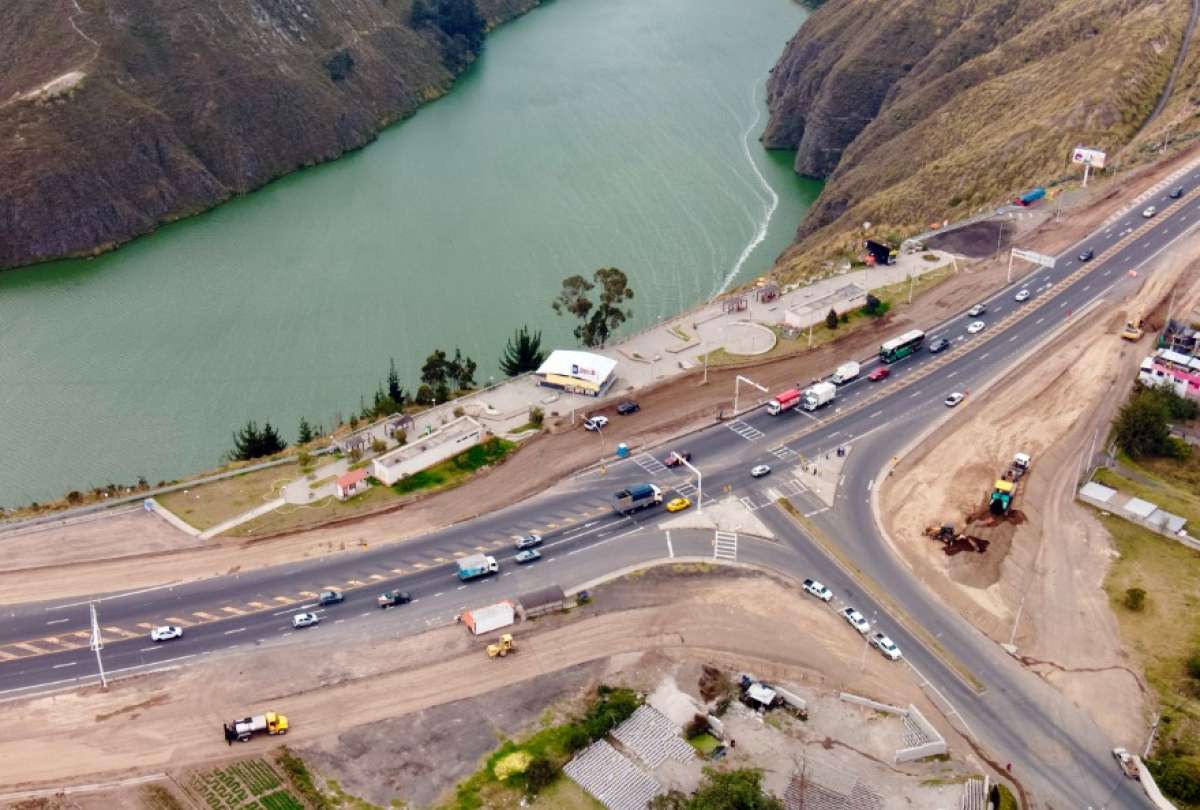 La v&iacute;a Yambo-Ambato fue ampliada y beneficiar&aacute; a cerca de un mill&oacute;n de habitantes.
