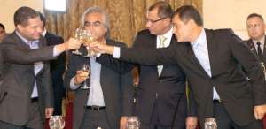 El alcalde electo de Quito, Mauricio Rodas; el prefecto Gustavo Baroja, el vicepresidente Jorge Glas y el presidente de la Rep&uacute;blica, Rafael Correa, durante un  brindis en Carondelet. Foto: Cortes&iacute;a | Presidencia de la Rep&uacute;blica.