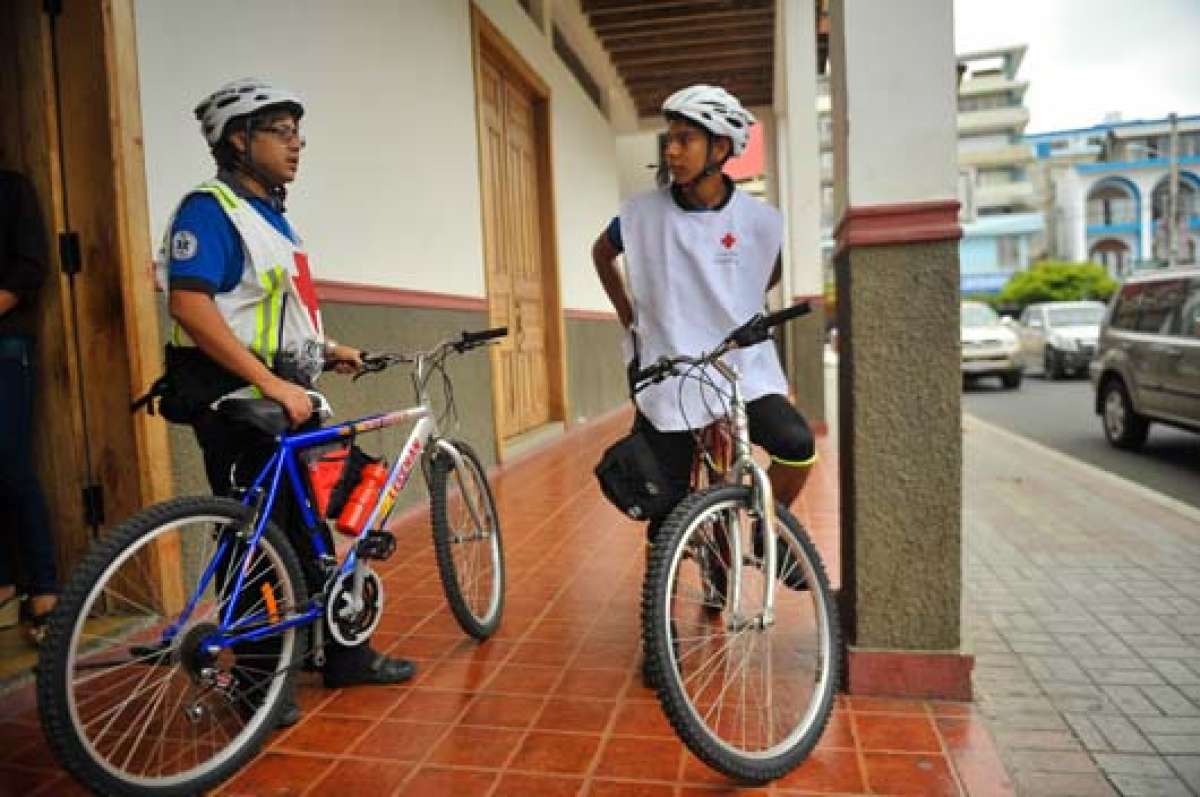Ayer entr&oacute; en acci&oacute;n la brigada de socorristas en bicicleta para apoyo de los ciudadanos en la ciclov&iacute;a de Manta. Foto: Rodolfo P&aacute;rraga / El Tel&eacute;grafo