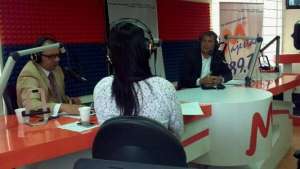 El presidente Rafael Correa durante una entrevista esta ma&ntilde;ana en Radio Majestad. Foto: Twitter @aprimerahora_ec