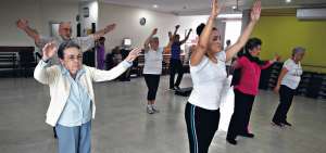 Durante una hora, personas de la tercera edad hacen aer&oacute;bicos en la sala del gimnasio de Physis (Guayaquil). Una enfermera controla la presi&oacute;n arterial. 