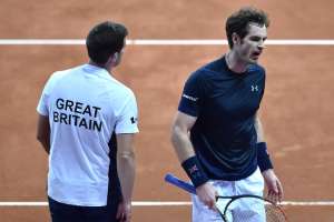 Andy Murray (d) podr&iacute;a hacer dupla para jugara este s&aacute;bado junto a su hermano Jamie el dobles. Foto: AFP