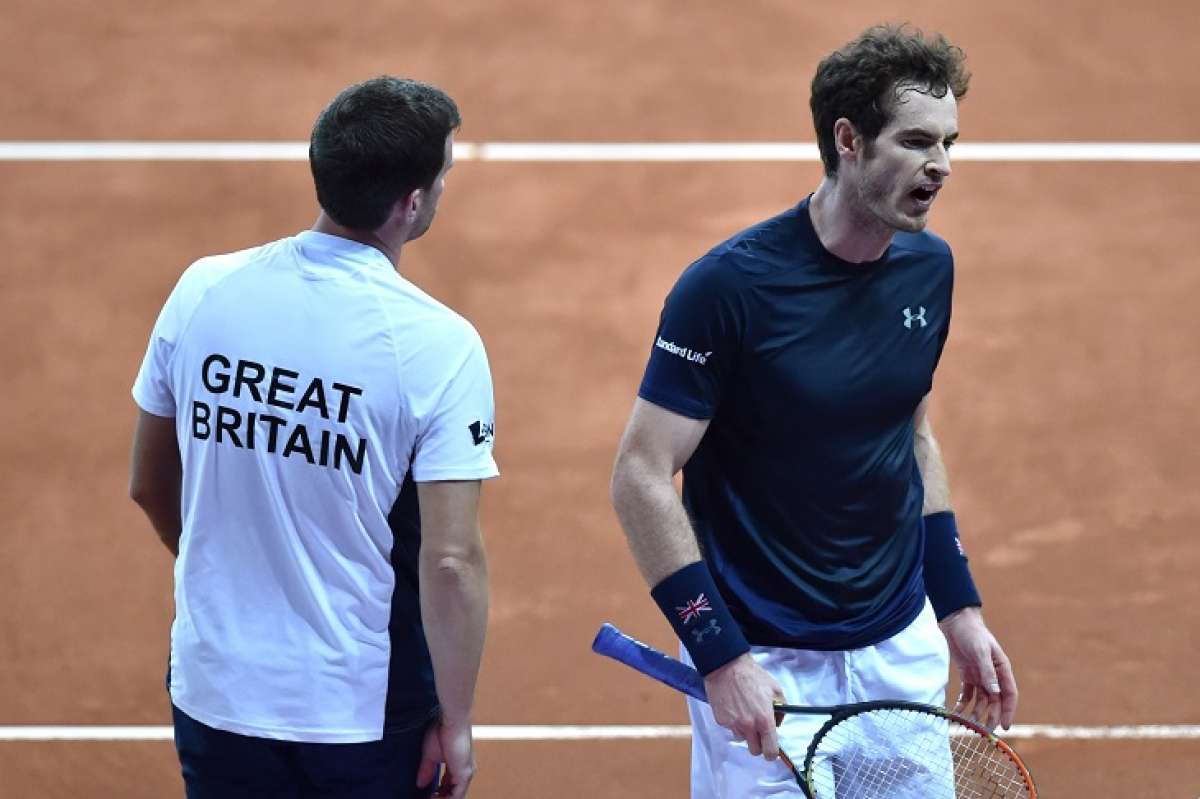 Andy Murray (d) podr&iacute;a hacer dupla para jugara este s&aacute;bado junto a su hermano Jamie el dobles. Foto: AFP