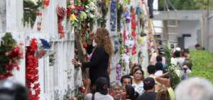 Hasta el cementerio general de Guayaquil llegaron cientos de personas para honrar a sus difuntos. 