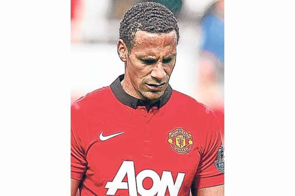 El central ingl&eacute;s R&iacute;o Ferdinand sale cabizbajo del campo de juego de Old Trafford. Foto: AFP