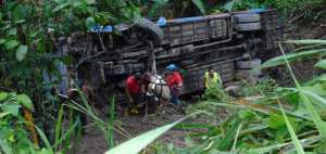 Tres personas mueren luego de caer un bus al abismo