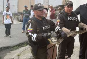 Personal de la Policía Nacional retiró una boa en el sector Florida. 