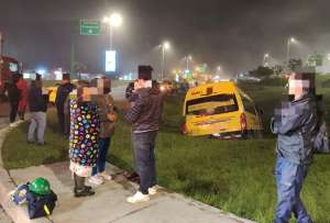 Una furgoneta volcó en la vía a Collas, en Tababela, dejando 18 heridos. Fueron atendidos y trasladados por equipos de emergencia. 