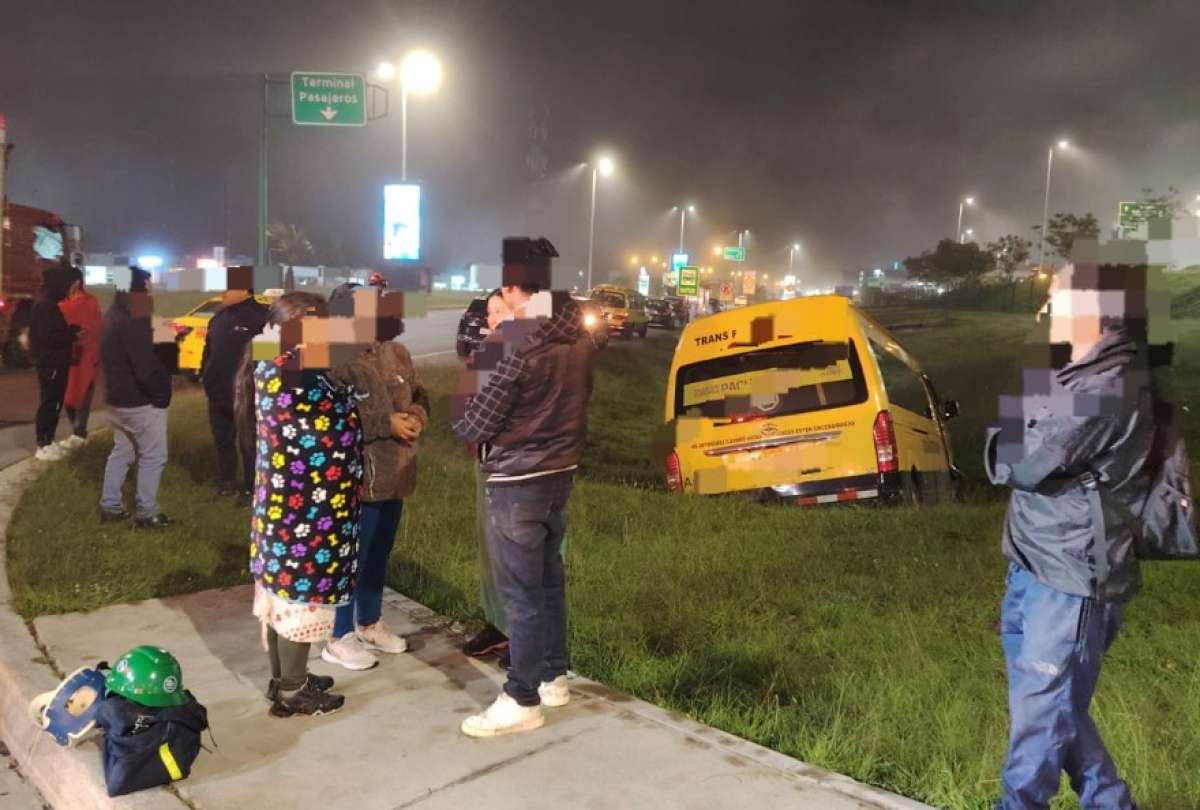 Una furgoneta volcó en la vía a Collas, en Tababela, dejando 18 heridos. Fueron atendidos y trasladados por equipos de emergencia. 