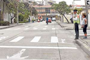 Los choferes que transitan por la calle Ficus solamente pueden manejar en sentido este-oeste. Agentes realizan campa&ntilde;a de informaci&oacute;n. Foto: Karly Torres / El Tel&eacute;grafo .