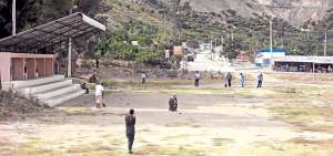 El deporte m&aacute;s popular del lugar es la &lsquo;pelota de viento&rsquo;, que se juega en la cancha de f&uacute;tbol que se ubica al ingreso a la parroquia. Foto: H&eacute;ctor Marcillo / El Tel&eacute;grafo