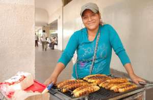 Gladis Landana Quilotoa, oriunda de Ambato, vende maduro con queso por las calles c&eacute;ntricas de la urbe; ella tiene establecida una ruta que sus clientes ya la conocen. Fotos: Cortes&iacute;a