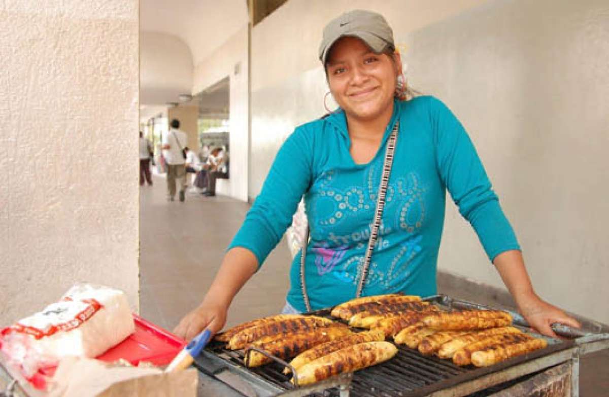 Gladis Landana Quilotoa, oriunda de Ambato, vende maduro con queso por las calles c&eacute;ntricas de la urbe; ella tiene establecida una ruta que sus clientes ya la conocen. Fotos: Cortes&iacute;a