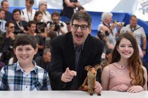 El director Mark Osborne (C), el actor Riley Osborne y la actriz Mackenzie Foy, durante la presentaci&oacute;n del filme en Cannes. Foto: AFP