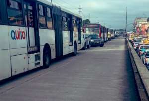 Proponen el uso libre del carril exclusivo del trole y ecovía para enfrentar al caos vehicular en Quito