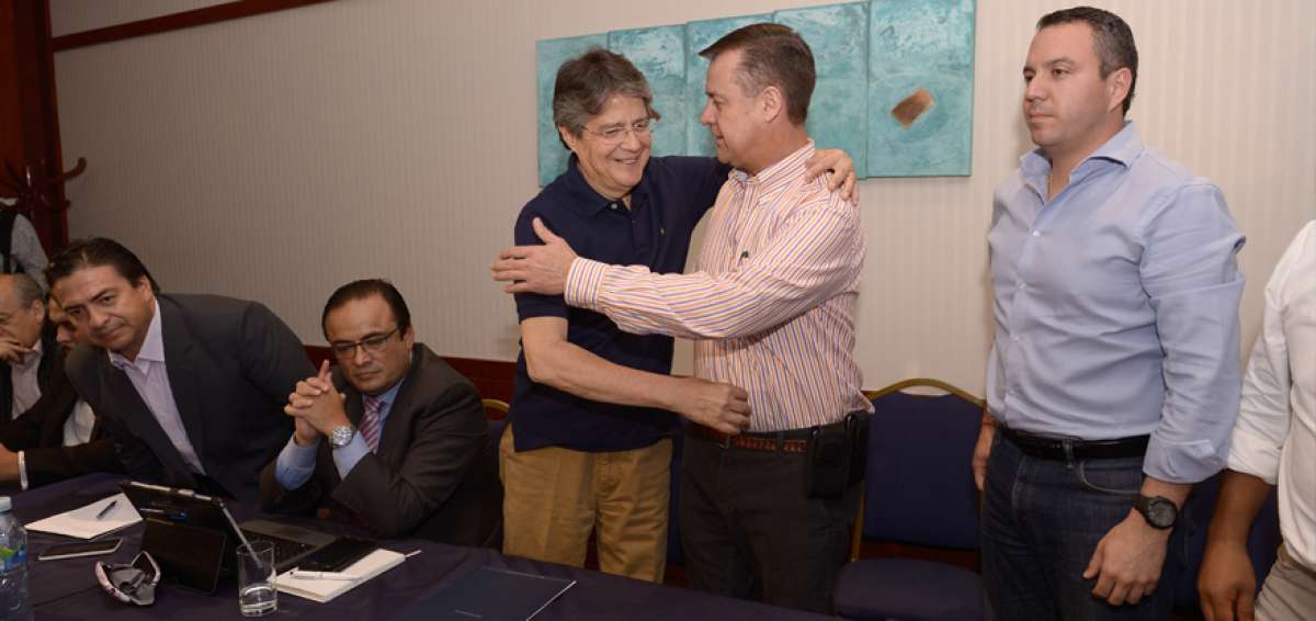 Pa&uacute;l Carrasco (sentado), de izq. a der. Guillermo Lasso, Andr&eacute;s P&aacute;ez y Guillermo Celi se reunieron en Guayaquil.
