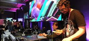 El evento ocupa por completo la Ciudad Cultural Konex de Buenos Aires, Argentina, y recibe a 3.000 participantes.