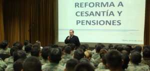Ministro continu&oacute; la socializaci&oacute;n de reformas en Base A&eacute;rea de Taura