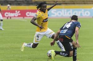 El lateral de Barcelona Juan Carlos Paredes (i) intenta superar al zaguero Mario Pineida. Foto: Fernando Sandoval |  El Tel&eacute;grafo