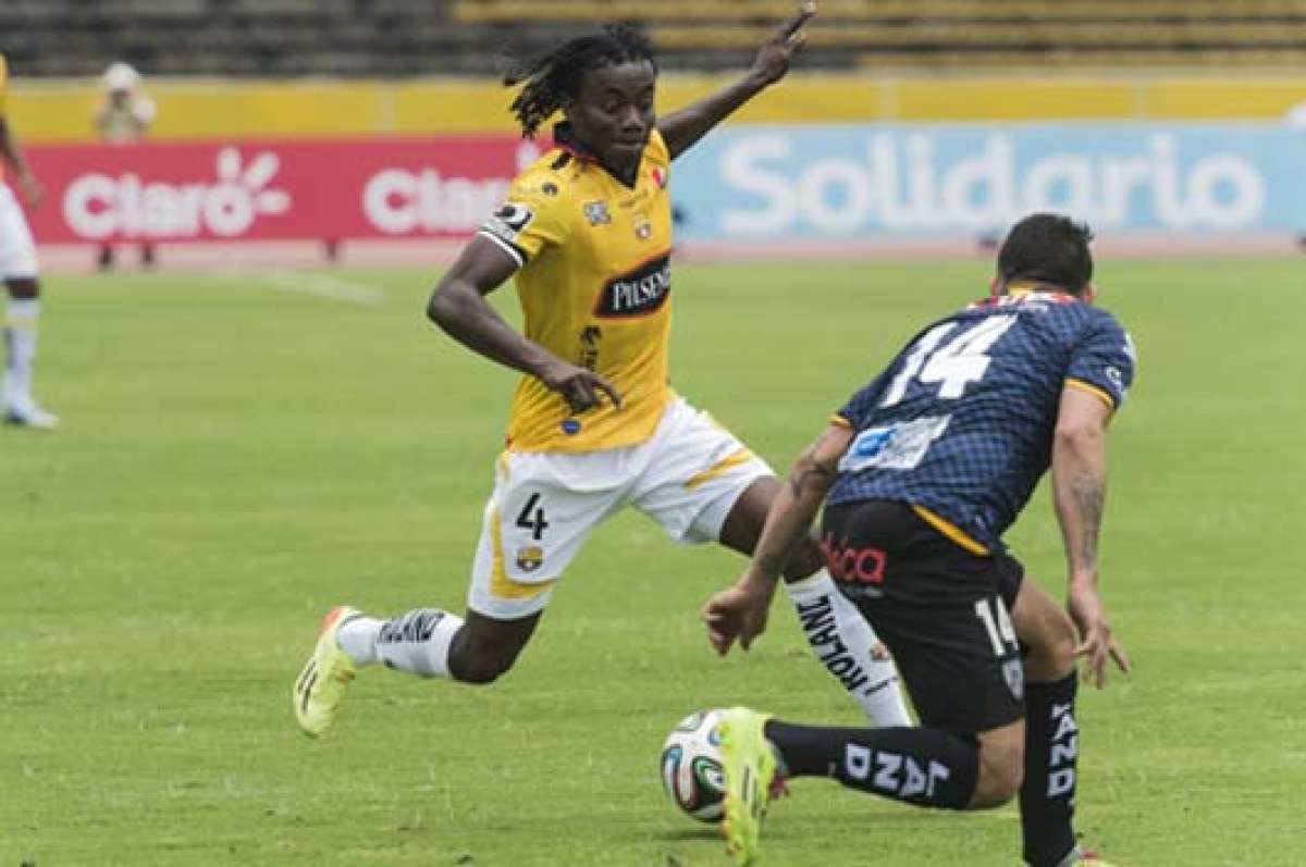 El lateral de Barcelona Juan Carlos Paredes (i) intenta superar al zaguero Mario Pineida. Foto: Fernando Sandoval |  El Tel&eacute;grafo