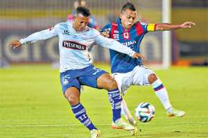 El volante de Emelec, Pedro Qui&ntilde;&oacute;nez (izq.), disputa el bal&oacute;n con el capit&aacute;n de Deportivo Quito, &Eacute;dison Vega, durante el partido de ayer. Foto: Fernando Sandoval.