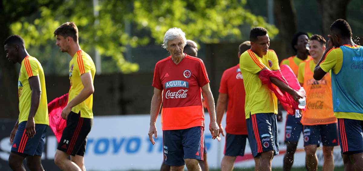 El seleccionador de Colombia, N&eacute;stor Pekerman, dirige el &uacute;ltimo entrenamiento en el centro deportivo Milanello, previamente al debut ante Jap&oacute;n.