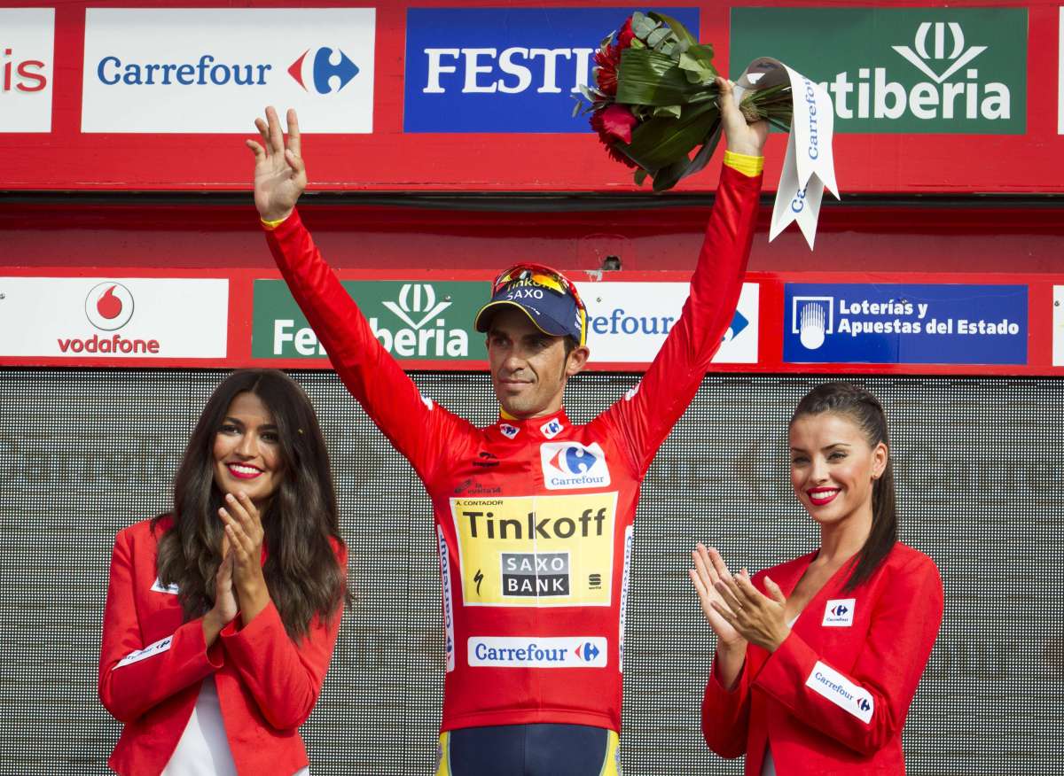 Alberto Contador celebra el liderato hoy tras mantenerlo a pesar de no ganar la etapa. Foto: AFP