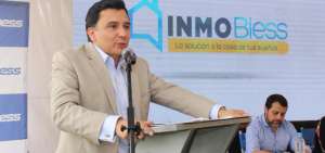 Carlos Villarreal, gerente general del BIESS, durante la presentaci&oacute;n del portal en Manta.