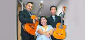 Desde la izquierda: Diego Mosquera (guitarra y segunda voz); Patty Valenzuela (cantante) y el maestro V&iacute;ctor Galarza (requinto) de Los Brillantes.