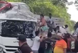Las personas se robaron televisores, hornos y ventiladores del camión accidentado en Colombia. 