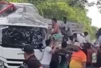 Las personas se robaron televisores, hornos y ventiladores del camión accidentado en Colombia. 
