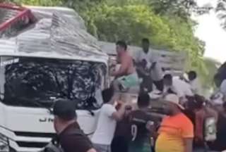 Las personas se robaron televisores, hornos y ventiladores del camión accidentado en Colombia. 