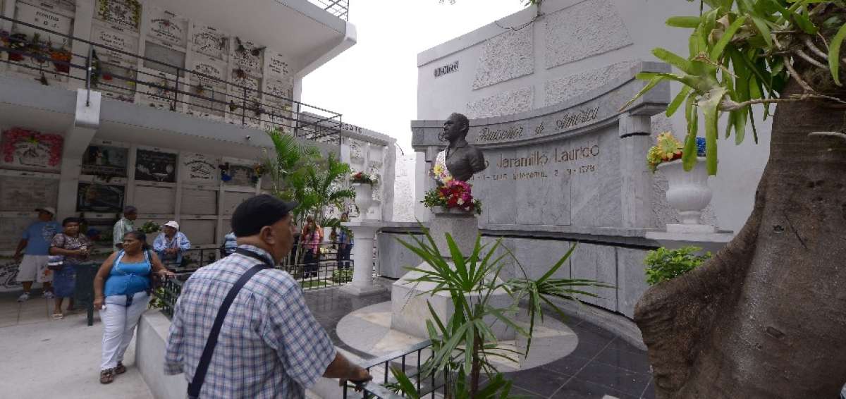 Los deudos abarrotaron el cementerio General de Guayaquil para visitar a sus familiares. 